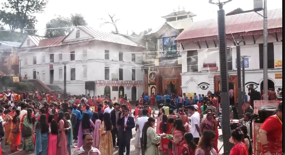 हरितालिका तीजको अवसरमा महादेवको पूजा गर्न पशुपतिमा घुइँचो
